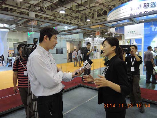 我公司商務(wù)人員正在接受中央電視臺(tái)采訪 我公司商務(wù)人員正在接受中央電視臺(tái)采訪