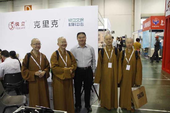 與國(guó)外合作伙伴合影留念 與國(guó)外合作伙伴合影留念