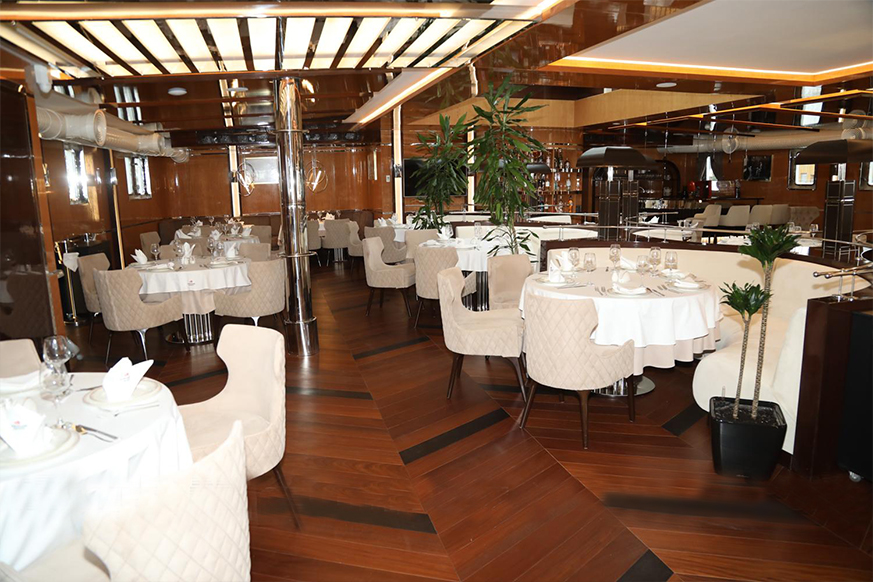 館內(nèi)有一家餐廳，游客可以品嘗民族美食和海鮮